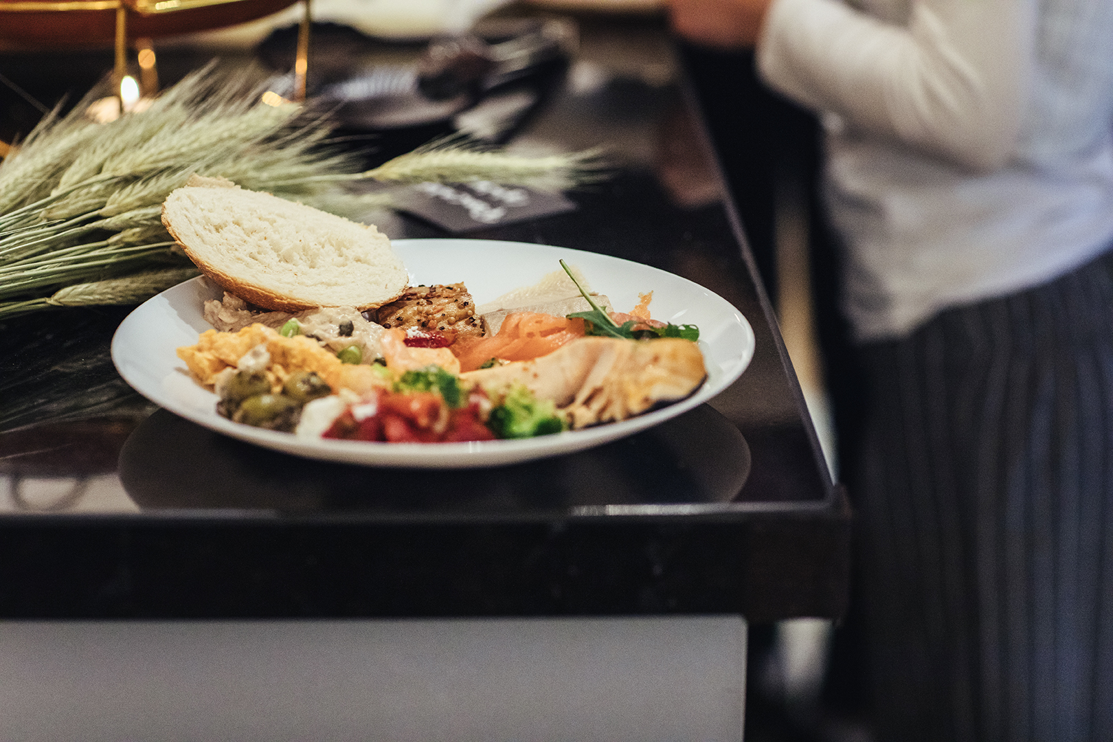 Een gevuld bord met wereldgerechten bij De Blaauwe Kamer in Wageningen, met onder andere mezze, brood, groenten en huisgemaakte gerechten uit het Midden-Oosten en Iran tijdens een kleurrijk werelds buffet.