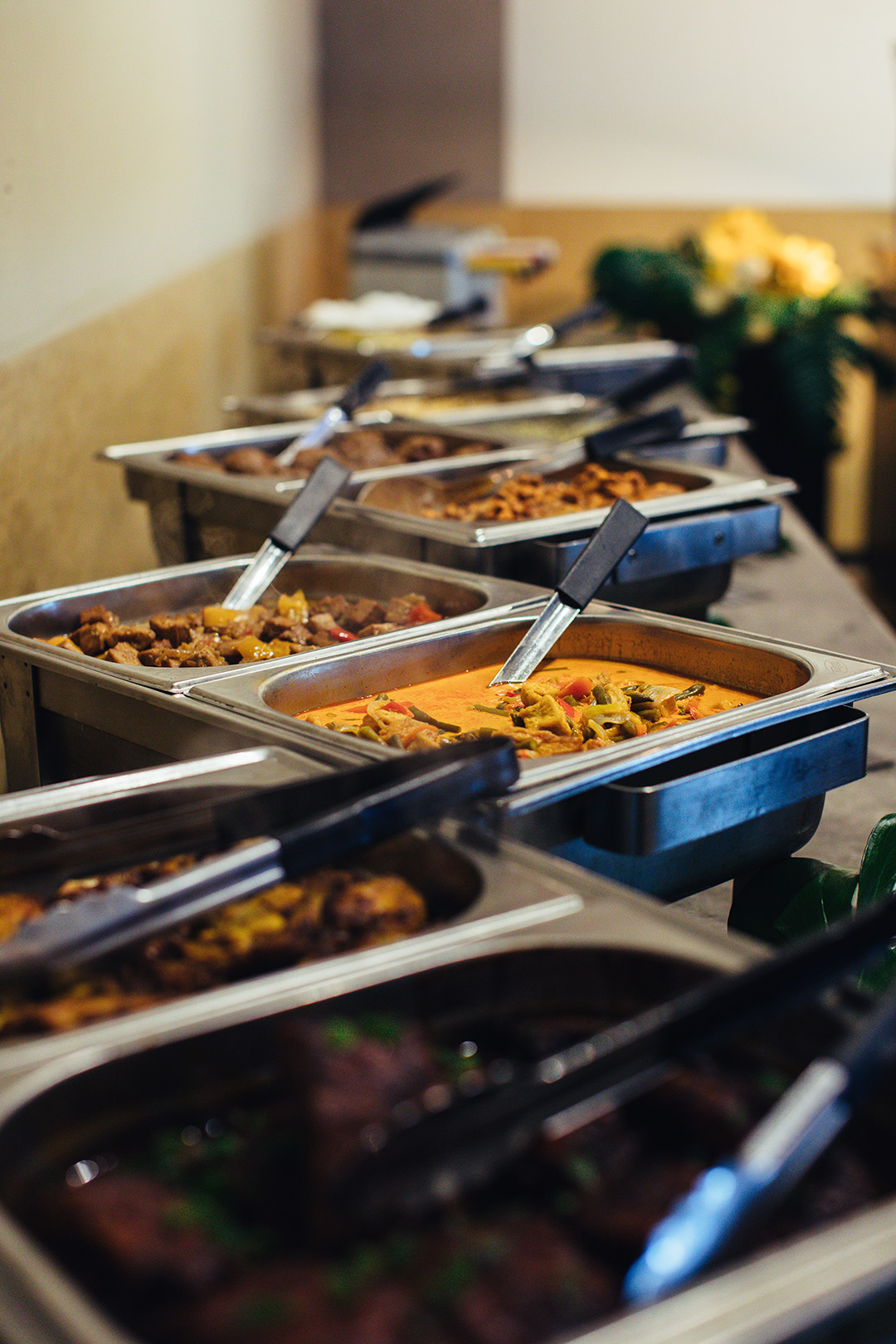 Schalen vol kleurrijke wereldgerechten staan opgesteld op het buffet van De Blaauwe Kamer in Wageningen, waar curry’s, groenten en internationale smaken onder warm licht uitnodigen om steeds opnieuw iets nieuws te ontdekken uit de wereldkeuken.