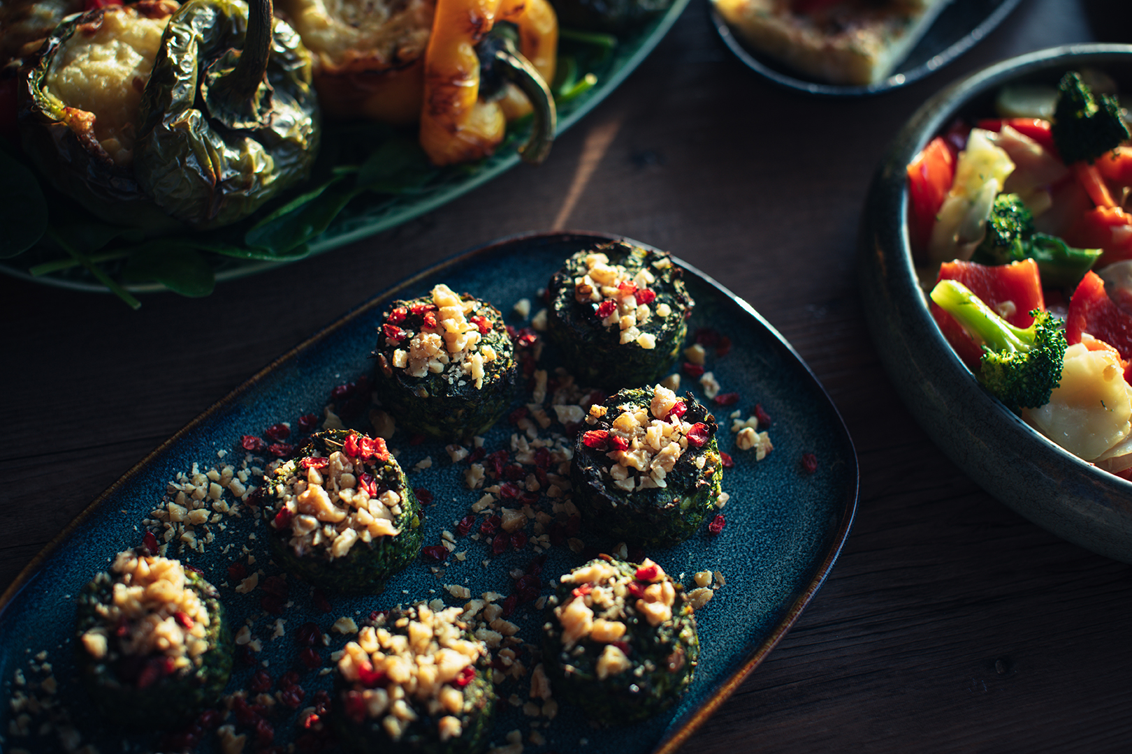 Kruidige kuku sabzi op het wereldbuffet van De Blaauwe Kamer in Wageningen, een Perzische kruidenfrittata met verse kruiden, walnoten en granaatappel tussen kleurrijke internationale gerechten.