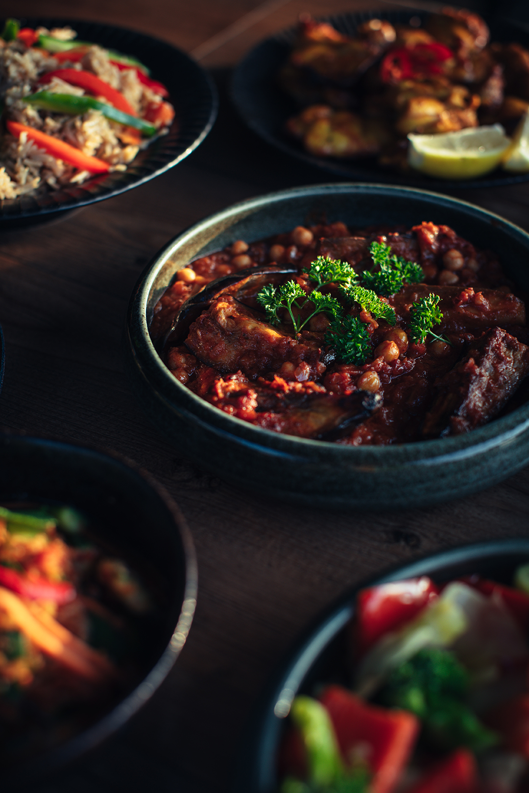 Een geurige Libanese mnazaleh staat dampend op tafel bij De Blaauwe Kamer in Wageningen, een rijk gevuld stoofgerecht met aubergine, bonen, tomaat en langzaam gegaarde smaken uit het Midden-Oosten, geserveerd in de warme sfeer van een kleurrijk wereldbuffet waar culturen en gerechten samenkomen.